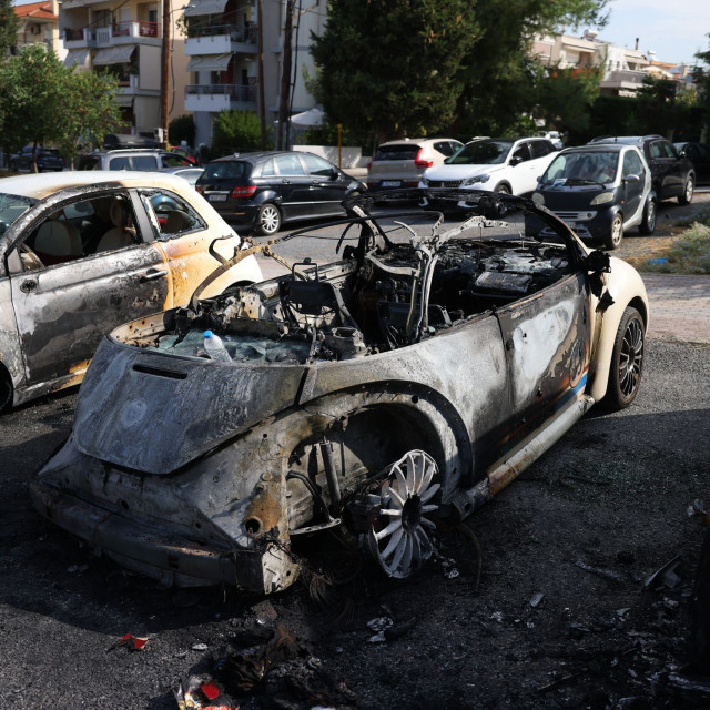 Θεσσαλονίκη: Φωτιά σε τρία σταθμευμένα οχήματα στην περιοχή της Πυλαίας - Βίντεο