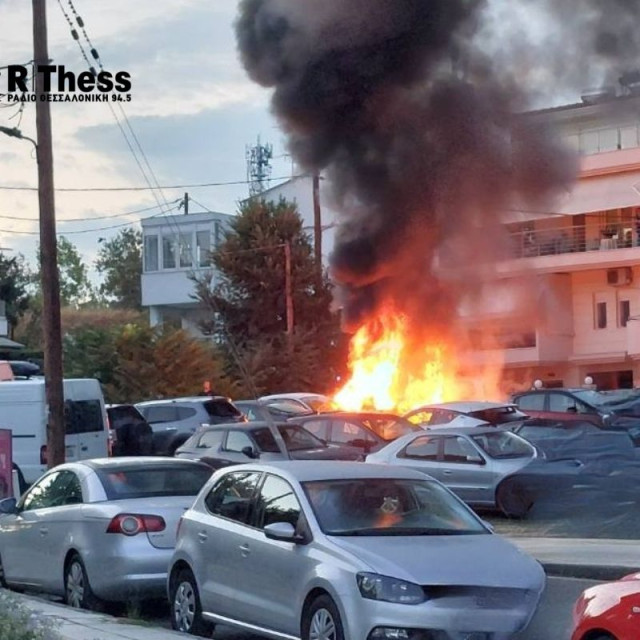 Θεσσαλονίκη: Φωτιά σε τρία σταθμευμένα οχήματα στην περιοχή της Πυλαίας - Βίντεο