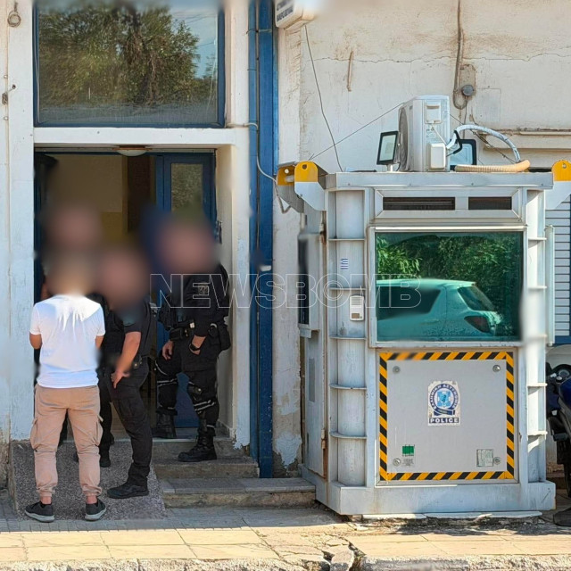 Επίθεση στο ΑΤ Μάνδρας: 31χρονος εισέβαλε στο Τμήμα, απάντησαν με πυρά οι αστυνομικοί