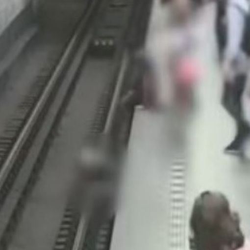 Στιγμές τρόμου στην Πράγα: Βίντεο δείχνει παιδί να πέφτει στις γραμμές του μετρό