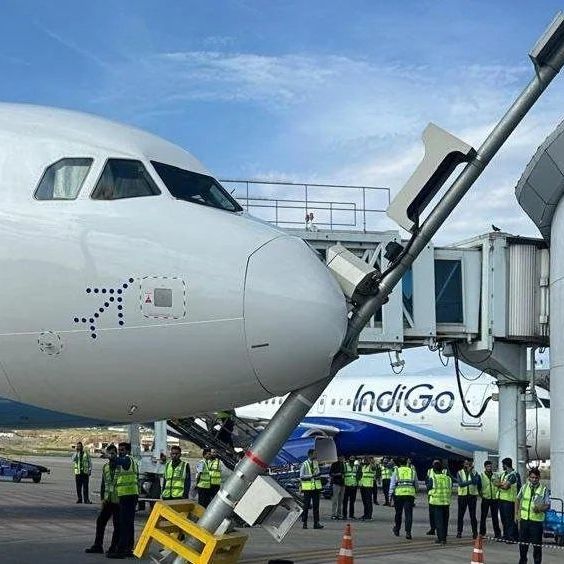 Ινδία: Αεροσκάφος προσέκρουσε σε στύλο λίγα λεπτά μετά την προσγείωση του
