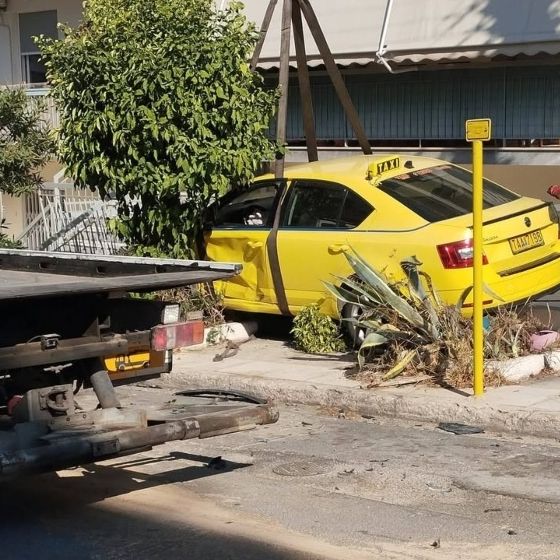 Τροχαίο στην Ηλιούπολη: Ταξί εμβολίστηκε από κλεμμένο ΙΧ, παραλίγο να πέσει σε αυλή πολυκατοικίας