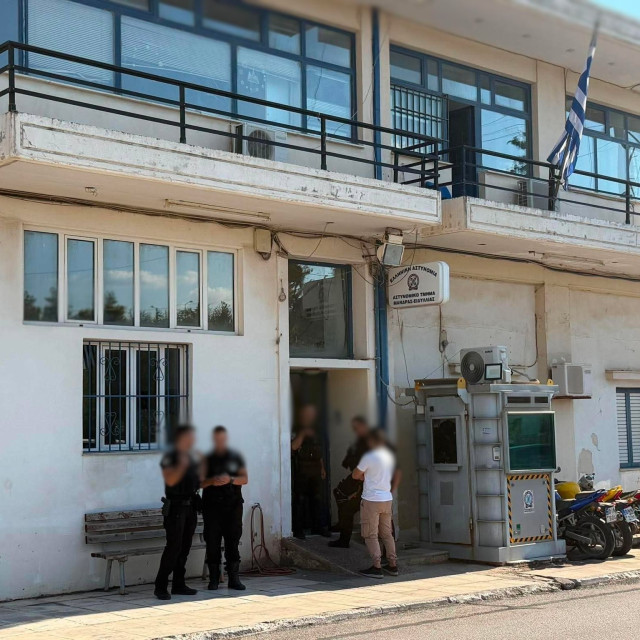 Πώς έγινε η εισβολή με μαχαίρι στο ΑΤ Μάνδρας: Αυτόπτες μάρτυρες περιγράφουν στο Newsbomb