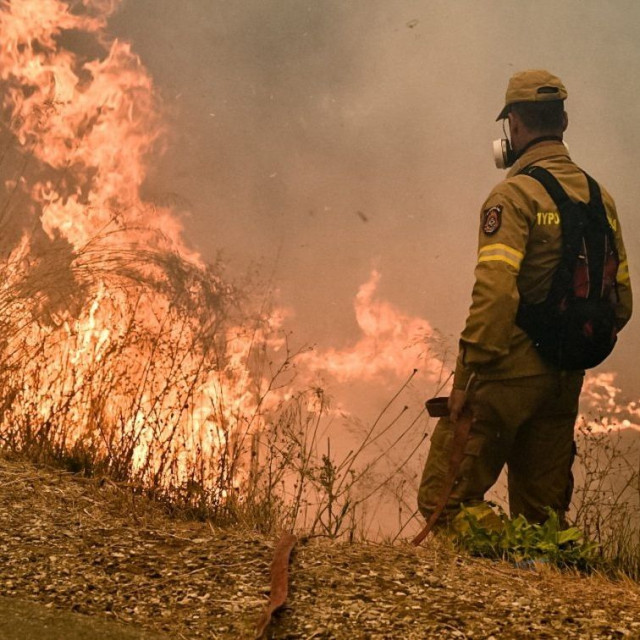 Συνελήφθη 38χρονη για την πυρκαγιά στη Σαρωνίδα