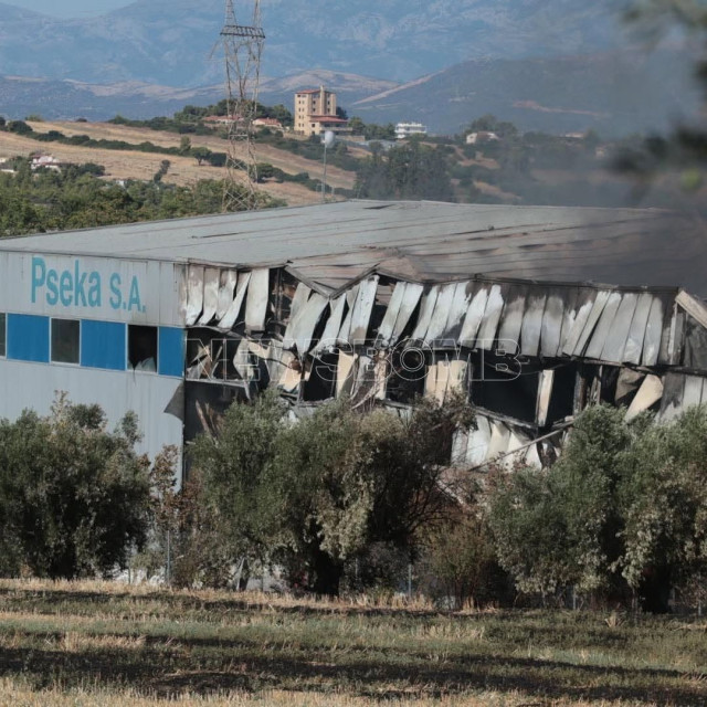 Τανάγρα: Στις φλόγες το εργοστάσιο όπου κατέληξε το Phantom που συνετρίβη - Δείτε εικόνες