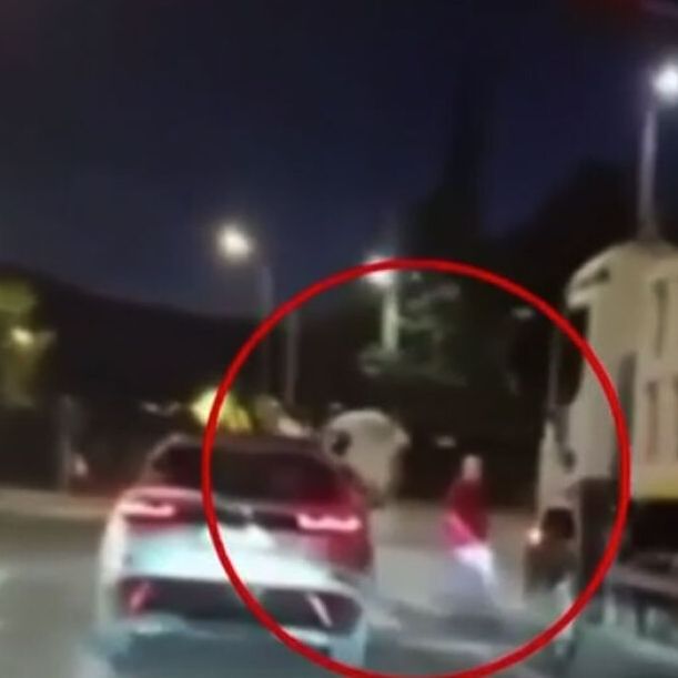 Λεωφόρος Πεντέλης: Απίστευτο βίντεο - Παραβίασε κόκκινο με τον συνοδηγό να κρέμεται εκτός παραθύρου