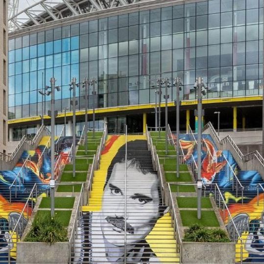 Ο Φρέντι Μέρκιουρι «ζωντανεύει» στο Wembley - Η εντυπωσιακή τοιχογραφία για τα 80ά γενέθλιά του