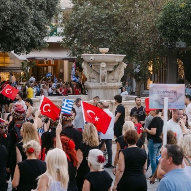 Σάλος στο Ηράκλειο για τις τουρκικές σημαίες σe φεστιβάλ χορών – «Υπερείχαν οι ελληνικές»