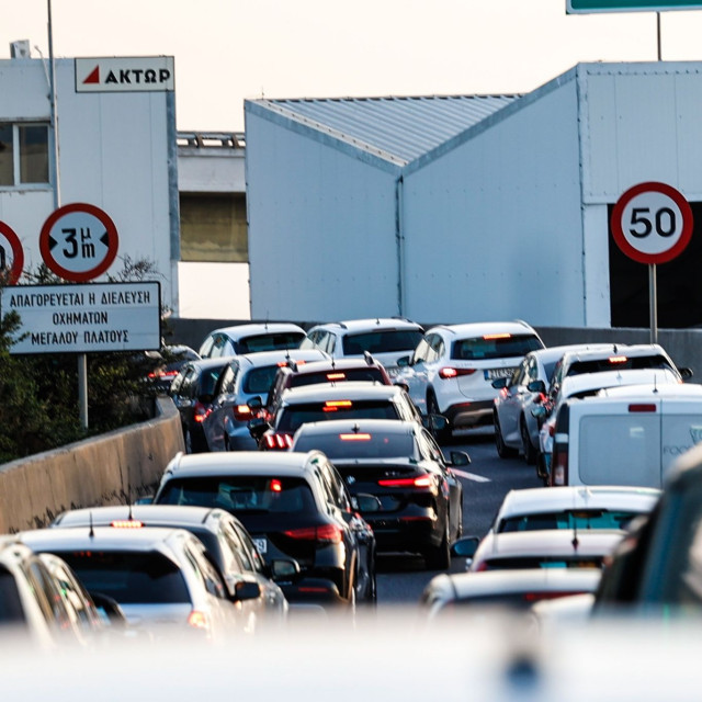 Φωτιά σε αυτοκίνητο στην Περιφερειακή Υμηττού στο ύψος της Αγίας Παρασκευής - Πολύ αυξημένη κίνηση