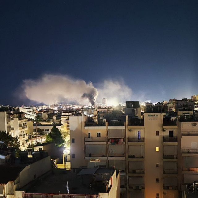 Πειραιάς: Φωτιά σε κατάστημα με υφάσματα – Πυκνοί καπνοί κάλυψαν την περιοχή