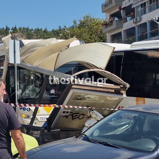 Θεσσαλονίκη: Λεωφορείο έπεσε σε στάση - Τουλάχιστον 4 τραυματίες