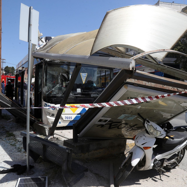 Θεσσαλονίκη: Τρομακτικές εικόνες από την πρόσκρουση λεωφορείου σε στάση - Φωτογραφίες και βίντεο