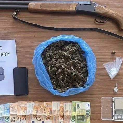 Λασίθι: Έκρυβαν στο σπίτι ναρκωτικά και στο μιτάτο όπλο - Συνελήφθησαν πατέρας και γιος