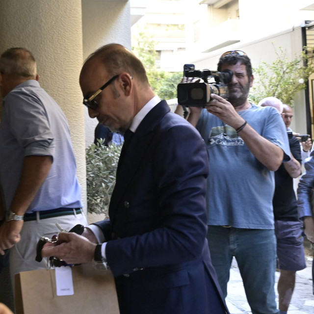 Τηλέφωνο, επισκεπτήριο και τηλεόραση ζητούν οι δύο γιατροί στον Κορυδαλλό - Στο μικροσκόπιο τα οικονομικά τους