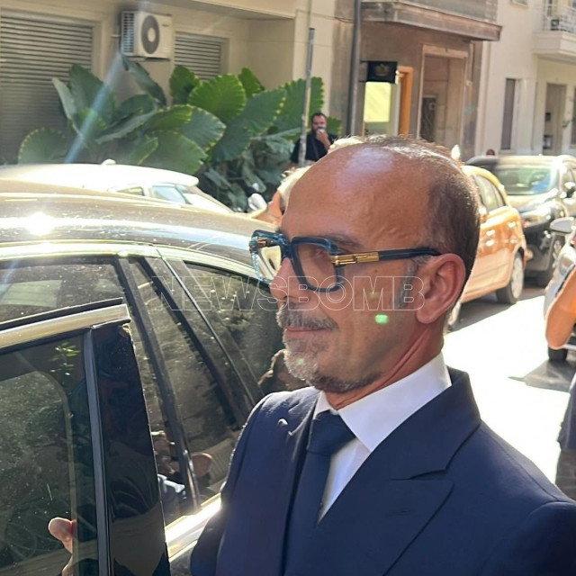 Μαζωνάκης: Με 4 σακούλες με πειστήρια αποχώρησαν οι αστυνομικοί από το ιατρείο Stem Cell
