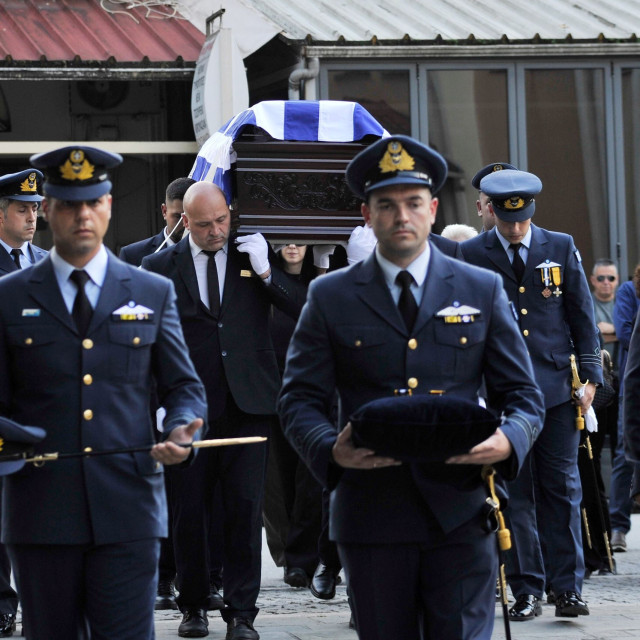 Θλίψη και συγκίνηση στην κηδεία του σμηναγού Δημήτρη Πέτρου στον Κατσικά Ιωαννίνων