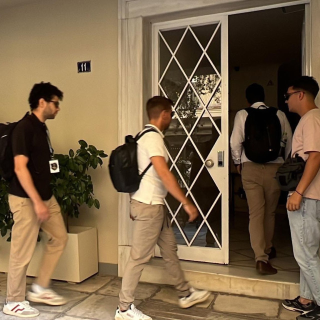 Γιώργος Μαζωνάκης: Διπλή επιδρομή της ΕΛΑΣ με ειδικό κλιμάκιο στο ιατρείο Stem Cell στο Κολωνάκι