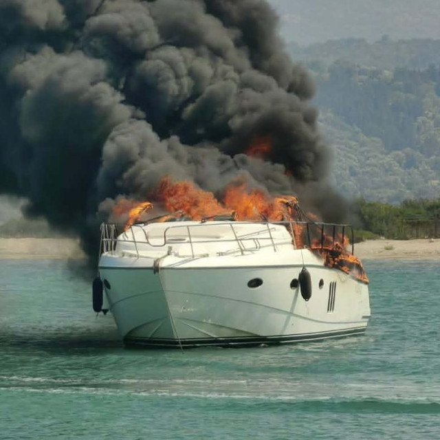 Λευκάδα: Φωτιά σε σκάφος στην είσοδο του Διαύλου - Σώοι οι τρεις επιβάτες