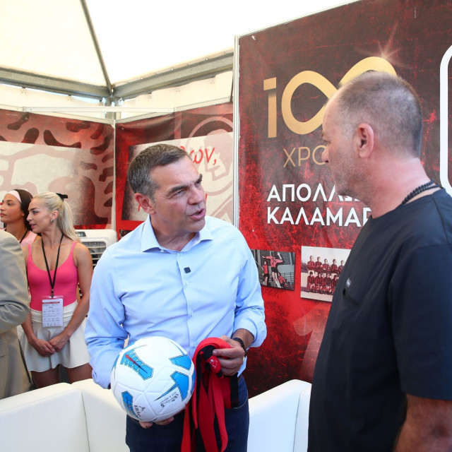 Ο Τσίπρας επισκέφτηκε τα περίπτερα της ΔΕΘ - Η φανέλα με το «26»