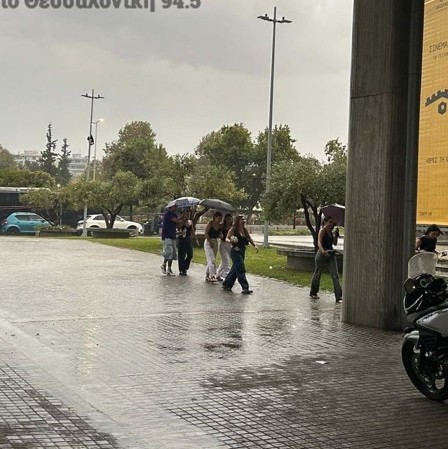 Βρέχει στη Θεσσαλονίκη: Στον αέρα η συναυλία του Αντώνη Ρέμου - Βίντεο