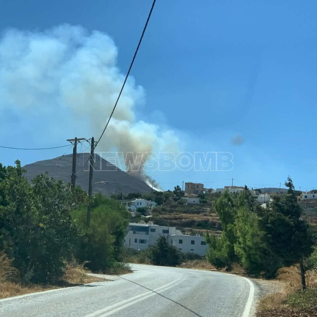 Φωτιά στις Λεύκες Πάρου: Επιχειρούν έξι εναέρια μέσα