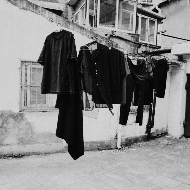 Πώς να πλένετε τα μαύρα ρούχα και να μην ξεθωριάζουν