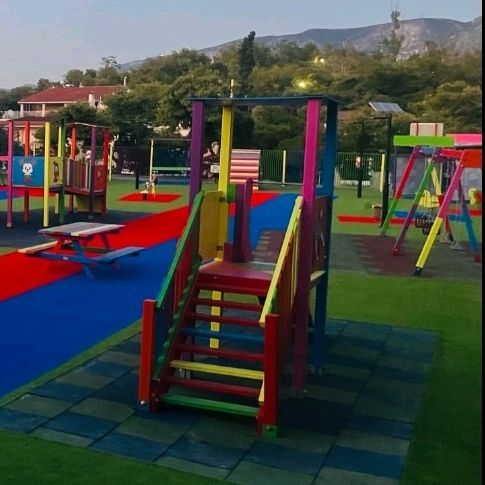 Καλαμαριά: Δέντρο έπεσε σε παιδική χαρά - Τραυματίστηκαν μητέρα και το 17 μηνών παιδί της