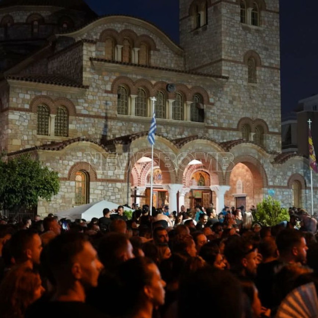 LIVEBLOG: Αγρυπνία για τον Γιώργο Μαζωνάκη: Λαοθάλασσα στη Νίκαια - Τραγούδια στο στερνό αντίο