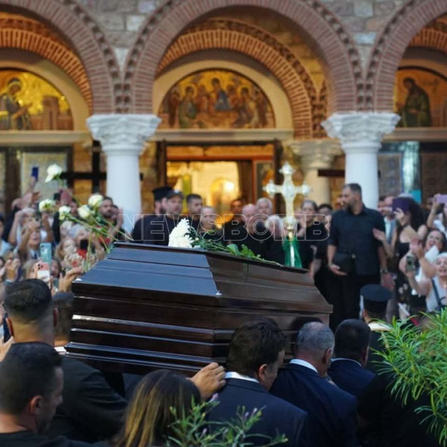 Η στιγμή που έφτασε η σορός του Γιώργου Μαζωνάκη - «Αθάνατος» φώναζε το συγκεντρωμένο πλήθος