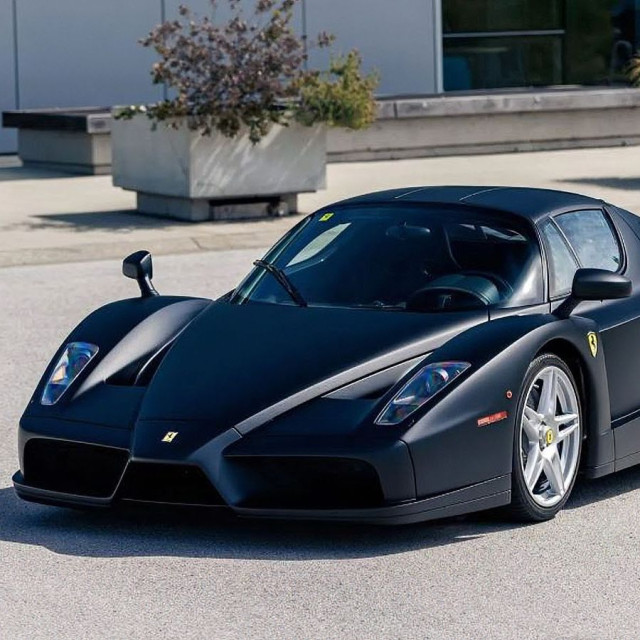 Η μοναδική μαύρη ματ Ferrari Enzo στον κόσμο πωλείται