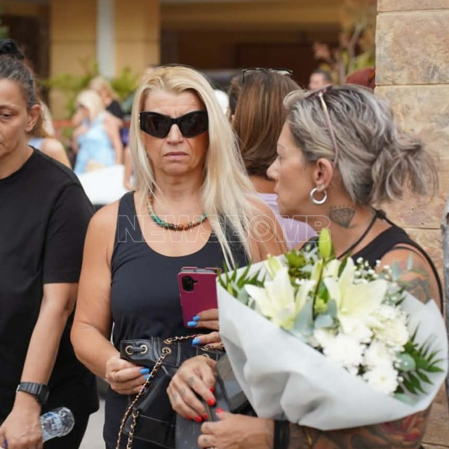 Γιώργος Μαζωνάκης: Μεγάφωνα με τα τραγούδια του έξω από την εκκλησία - Πλήθος κόσμου στη Νίκαια