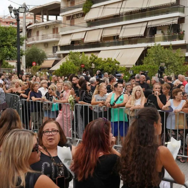 Συγκίνηση στη λαϊκή αγρυπνία για τον Γιώργο Μαζωνάκη: «Αφήνει πίσω του μουσική και ευγένεια»