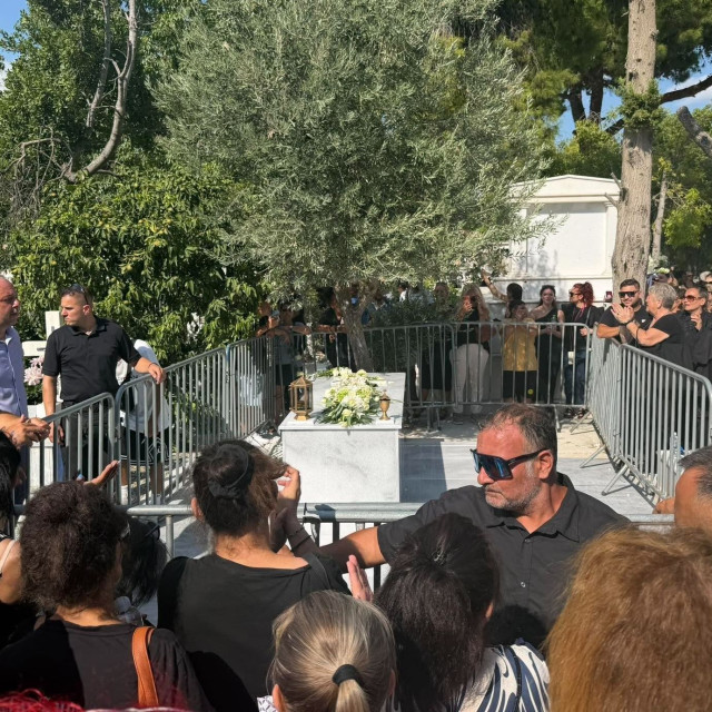 Γιώργος Μαζωνάκης: Με το «Ανήκω σε μένα» το σπαρακτικό αντίο του κόσμου στο Γ΄ Νεκροταφείο Νίκαιας
