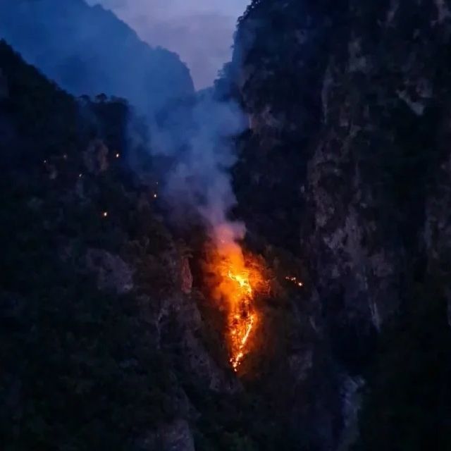 Φωτιά στην Κόνιτσα: Αναζωπύρωση μεγάλων εστιών απέναντι από τη Μονή Στομίου