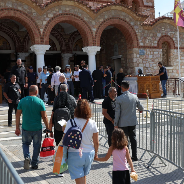 Κηδεία Μαζωνάκη: Οι γονείς του τραγουδιστή φθάνουν στον Ιερό Ναό για την εξόδιο ακολουθία