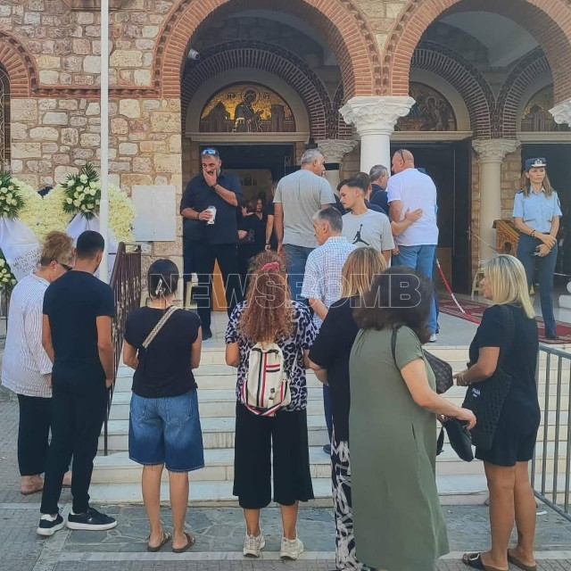 Γιώργος Μαζωνάκης - Αγρυπνία: «Είμαστε εδώ από τη νύχτα για τον δικό μας Γιώργο»