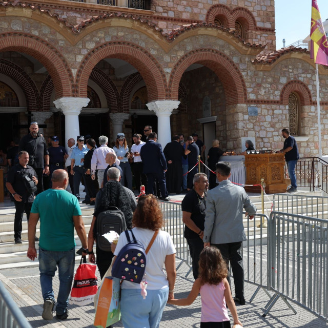 Κηδεία Μαζωνάκη: Οι γονείς του τραγουδιστή φθάνουν στον Ιερό Ναό για την εξόδιο ακολουθία