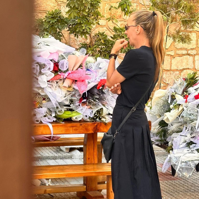 Κηδεία Γιώργου Μαζωνάκη: Συντετριμμένη έξω από τον Ιερό Ναό η αδελφή του, Βάσω