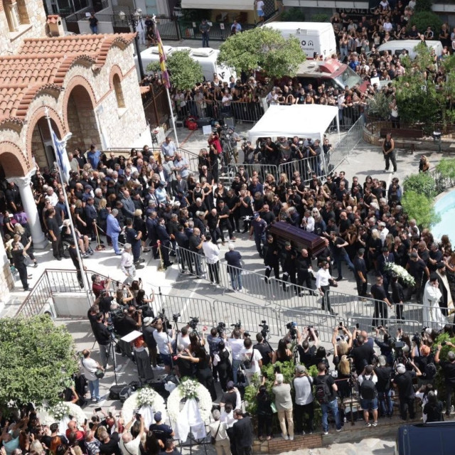 «Ο δικός μας Γιώργος»: Η Ελλάδα αποχαιρέτησε τον Γιώργο Μαζωνάκη - Με το «ανήκω σ' εμένα» η ταφή