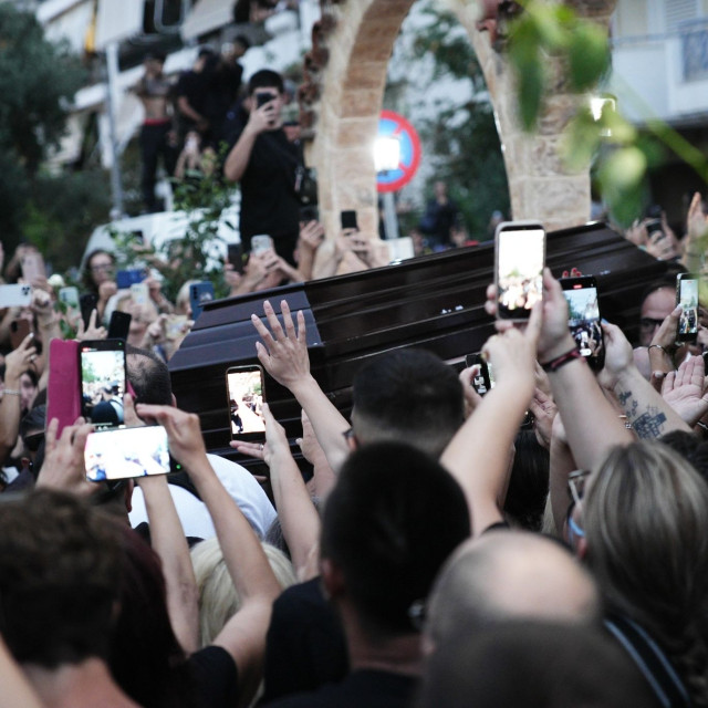 Συντετριμμένη η Αλεξάνδρα Παλαιολόγου στην αγρυπνία του Μαζωνάκη: «Πλάσμα μου, άγγελέ μου»