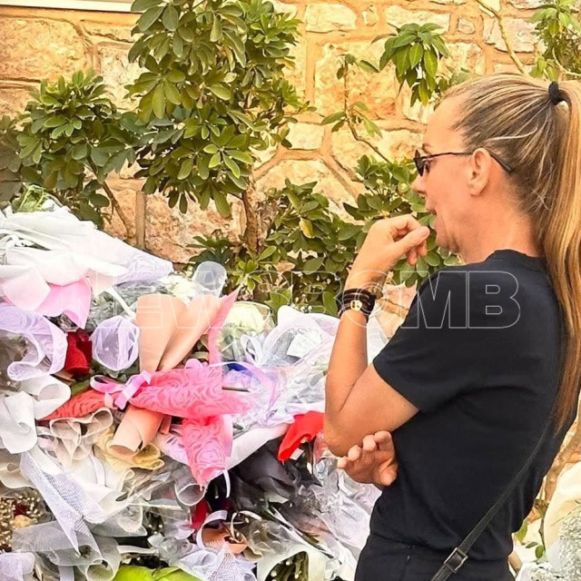 Κηδεία Γιώργου Μαζωνάκη: Συντετριμμένη έξω από τον Ιερό Ναό η αδελφή του, Βάσω