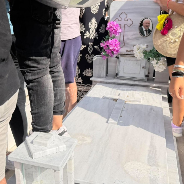 Κηδεία Γιώργου Μαζωνάκη: Πατούν στους τάφους για μια φωτογραφία