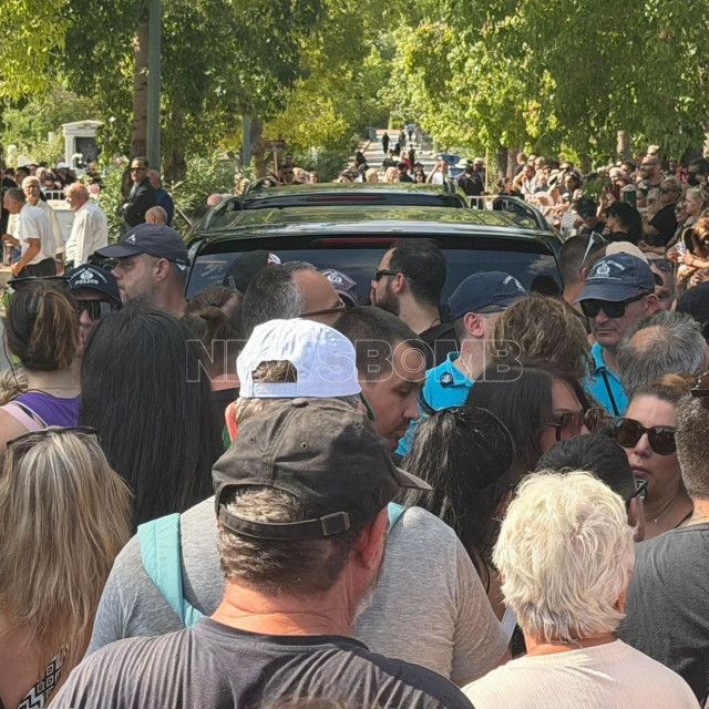 LIVEBLOG: Πλήθος κόσμου στο τελευταίο χειροκρότημα για τον Μαζωνάκη