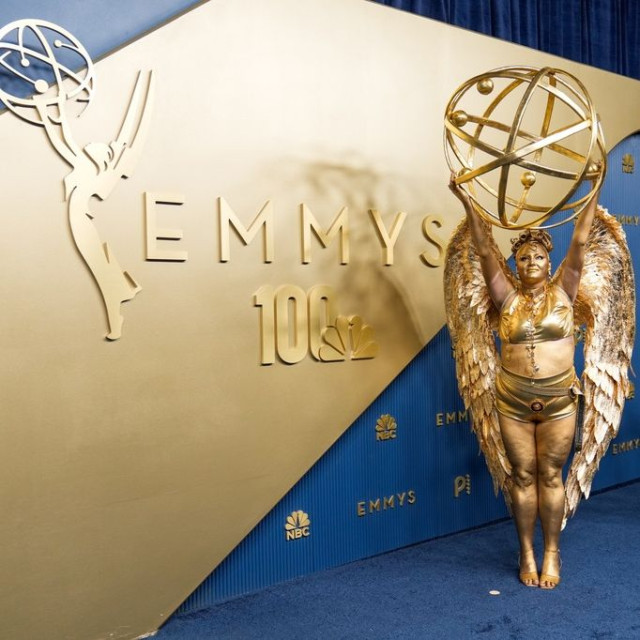 Βραβεία Emmy 2026: Ηθοποιός έγινε… το αγαλματάκι των Emmy - Βάφτηκε χρυσή και εμφανίστηκε με φτερά