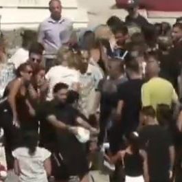 Κηδεία Γιώργου Μαζωνάκη: Σκαρφάλωσαν σε μνήματα στο Γ' Νεκροταφείο για να βλέπουν και τα έσπασαν