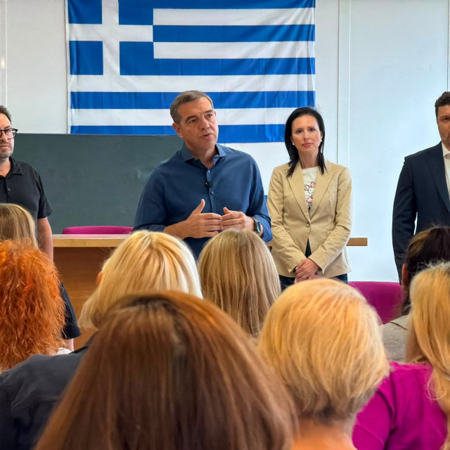 Τσίπρας από τη ΔΥΠΑ: «Σχέδιο Μητσοτάκη» η συζήτηση για περικοπές στο επίδομα ανεργίας