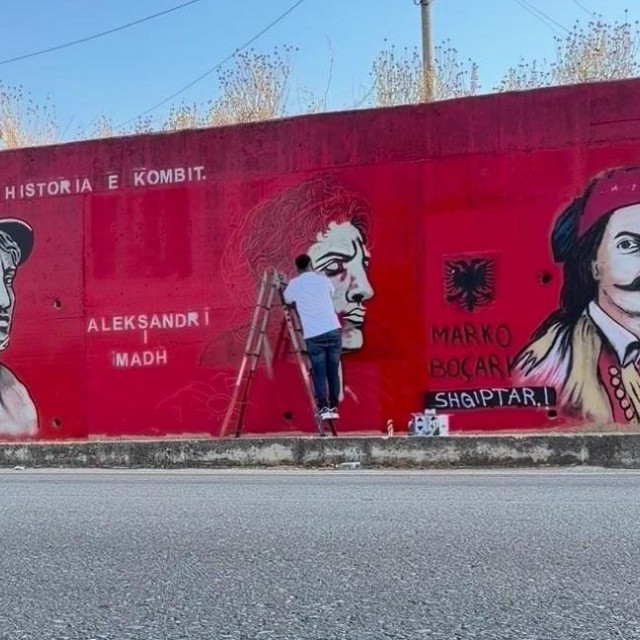 Απίστευτη πρόκληση: Παρουσιάζουν τον Μάρκο Μπότσαρη και τον Μέγα Αλέξανδρο Αλβανούς