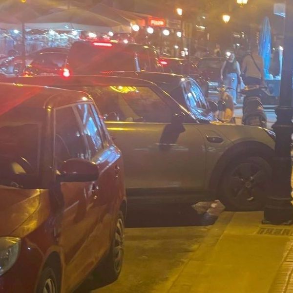 Ρέθυμνο: Έβαλαν το αυτοκίνητο πάνω στο πεζοδρόμιο