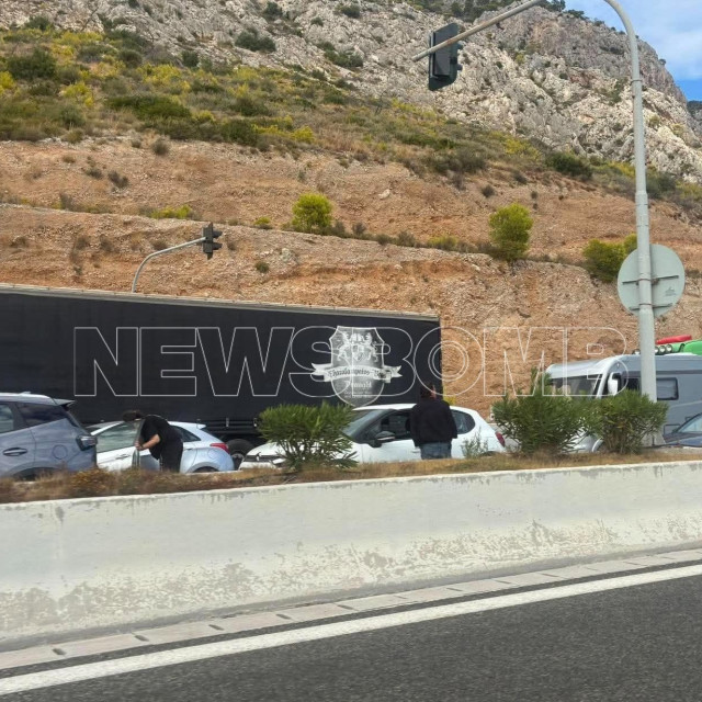 Κλειστή η Εθνική Οδός Αθηνών – Κορίνθου: Πρωτοφανείς εικόνες με οδηγούς να ξεκουράζονται στο οδόστρωμα 
