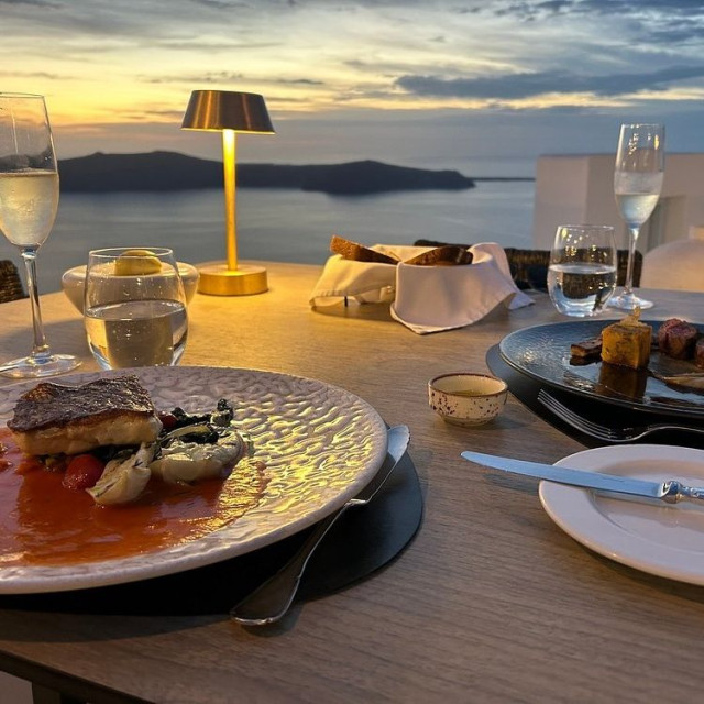 Tripadvisor: Τα 25 καλύτερα εστιατόρια στον κόσμο για το 2026 – Στη 12η θέση η Σαντορίνη